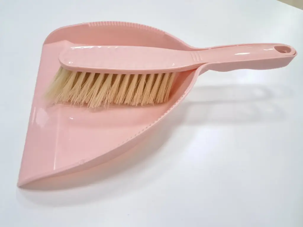 [FVM37361] PLASTIC DUST PAN WITH BRUSH 622